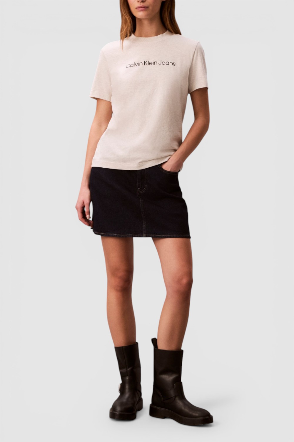 תמונת כל הלוק של חולצת טי בגזרה ישרה